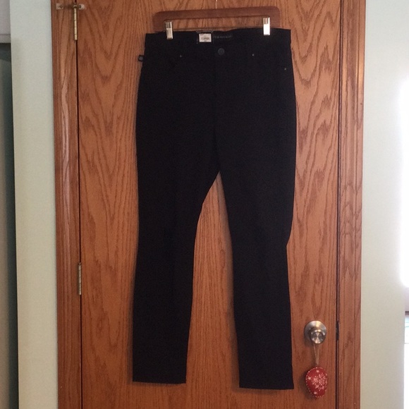 Rock & Republic Denim - Rock & Republic Berlin Mid-Rise Skinny Distressed Knee Black Denim Jeans